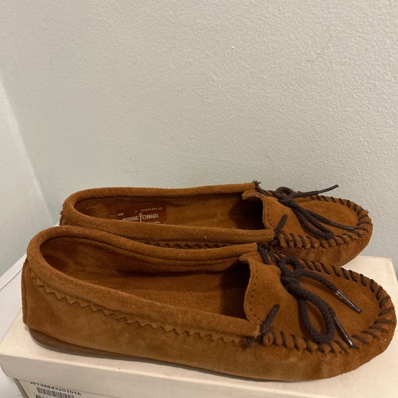 Minnetonka Shoes - Women' Minnetonka Suede Skimme